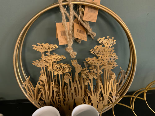 Hanger met bloemen goud kleurig