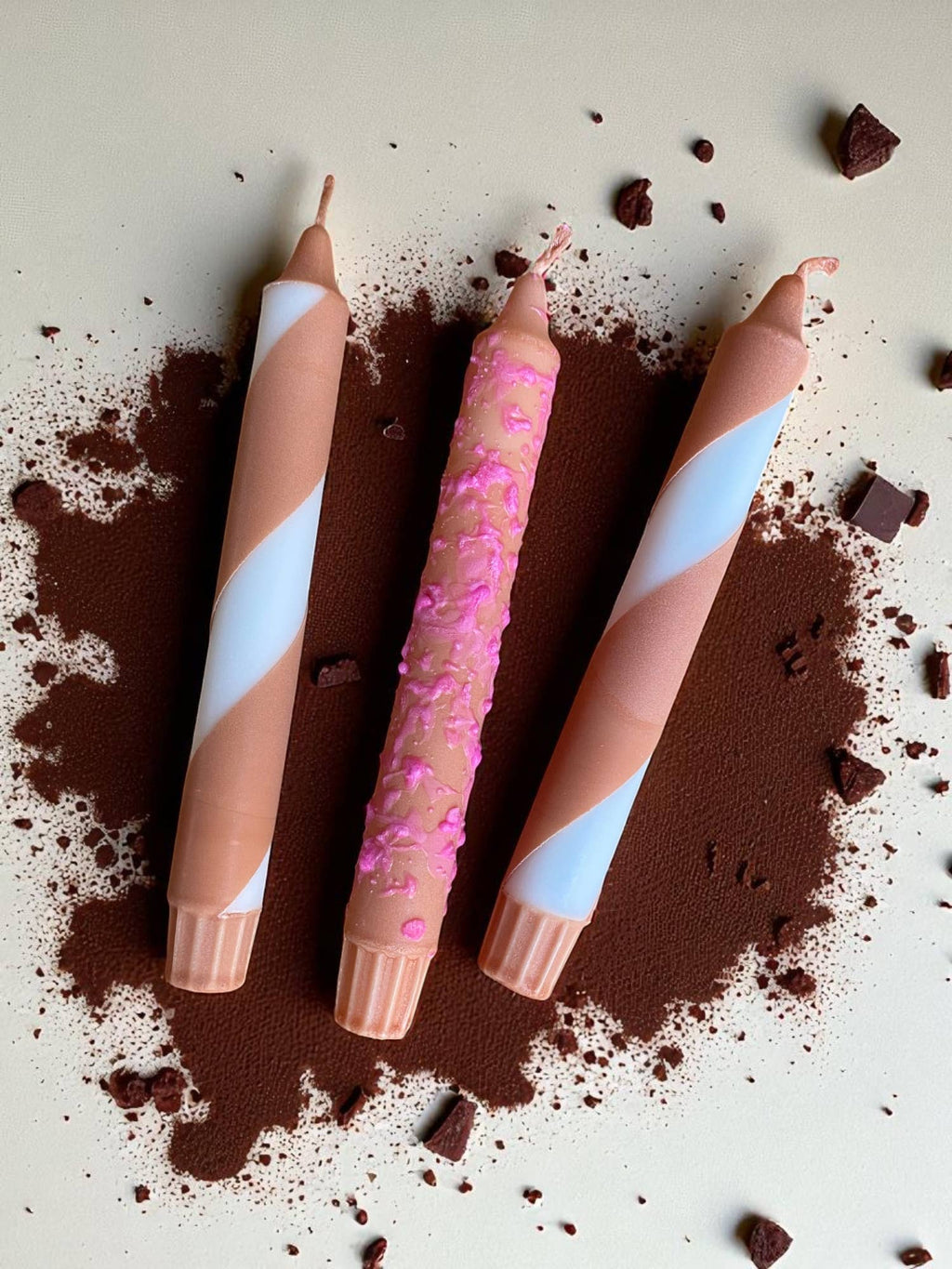 Vrolijke Gloed | Chocoladetaart Tapper Kaars | 2,3x20 cm