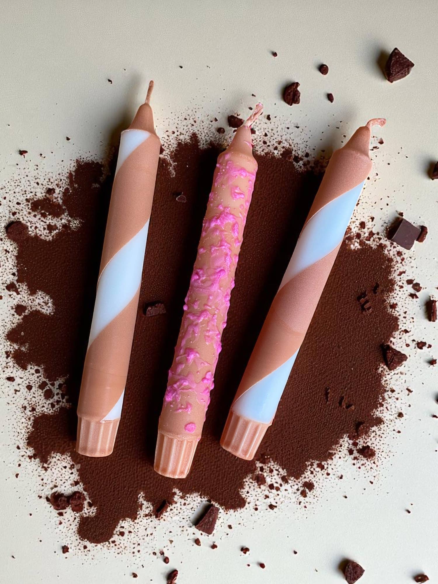 Vrolijke Gloed | Chocoladetaart Tapper Kaars | 2,3x20 cm