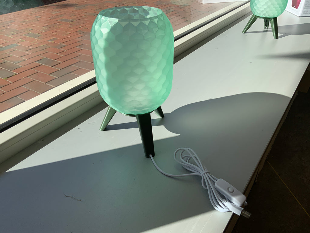 3d geprint lamp op voet groen transparant