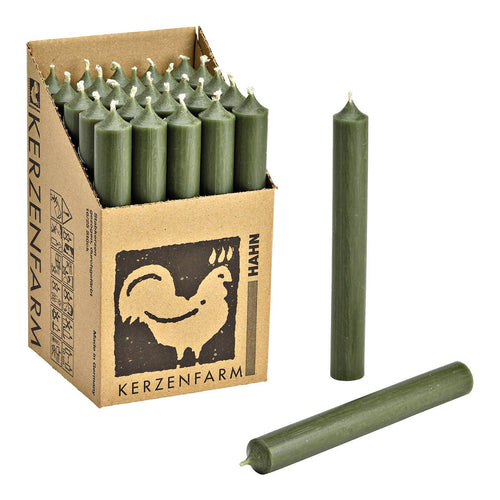Stompkaars dennengroen doorgekleurd Ø 2x18 cm brandduur ca. 8 uur.