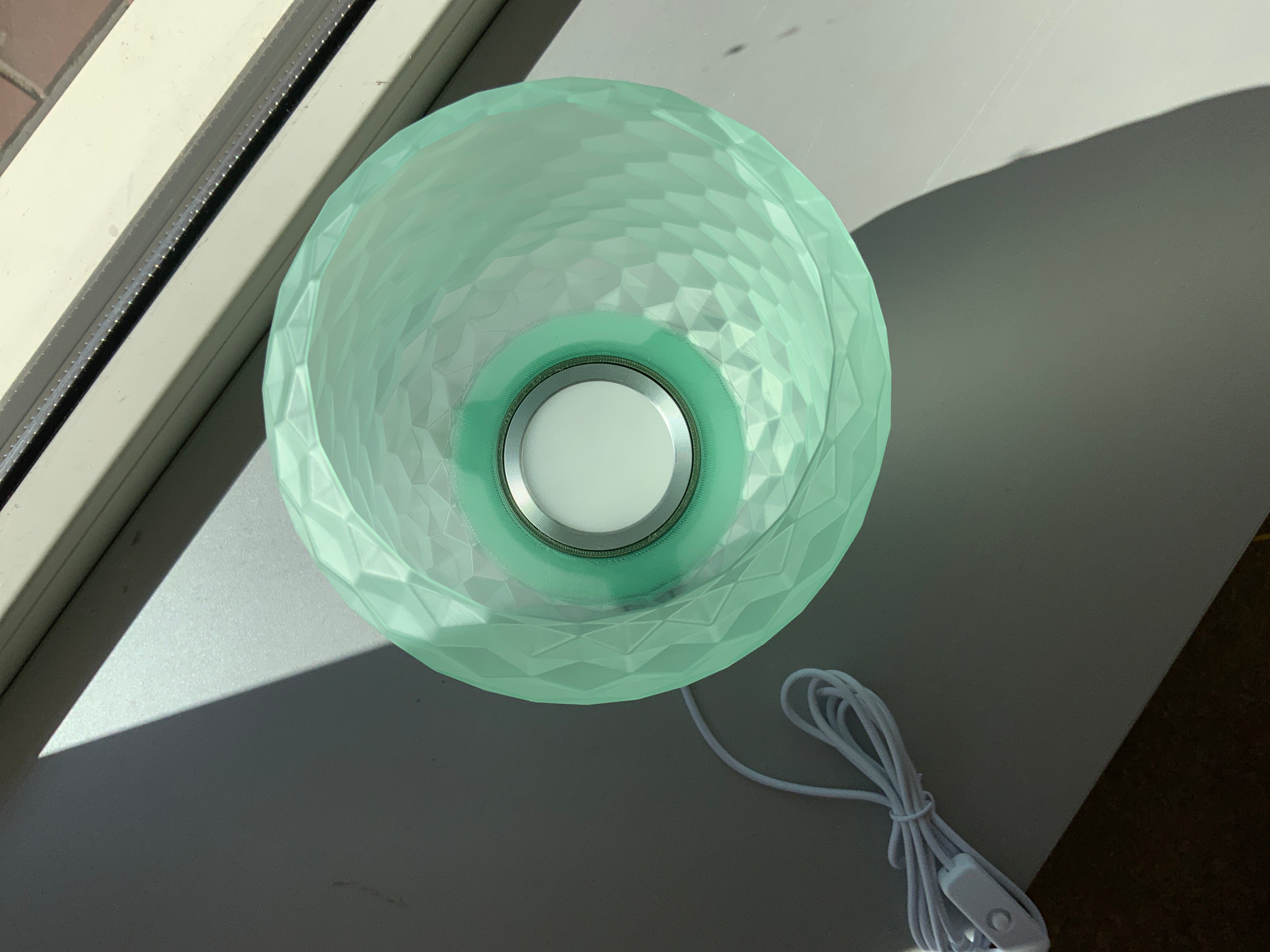 3d geprint lamp op voet groen transparant