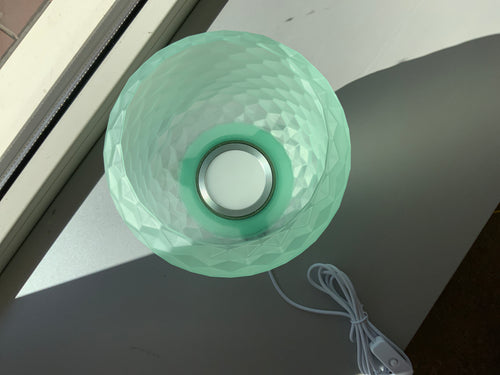3d geprint lamp op voet groen transparant
