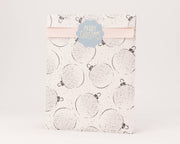 Papieren cadeautasjes met kerstballen (Kerstmis): Groot